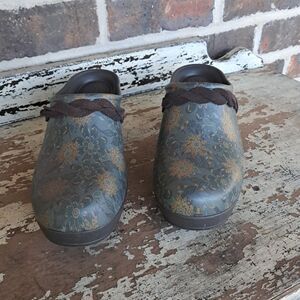 Crocs Floral Pattern Clogs Heel Brown Braided Accent Size 8W